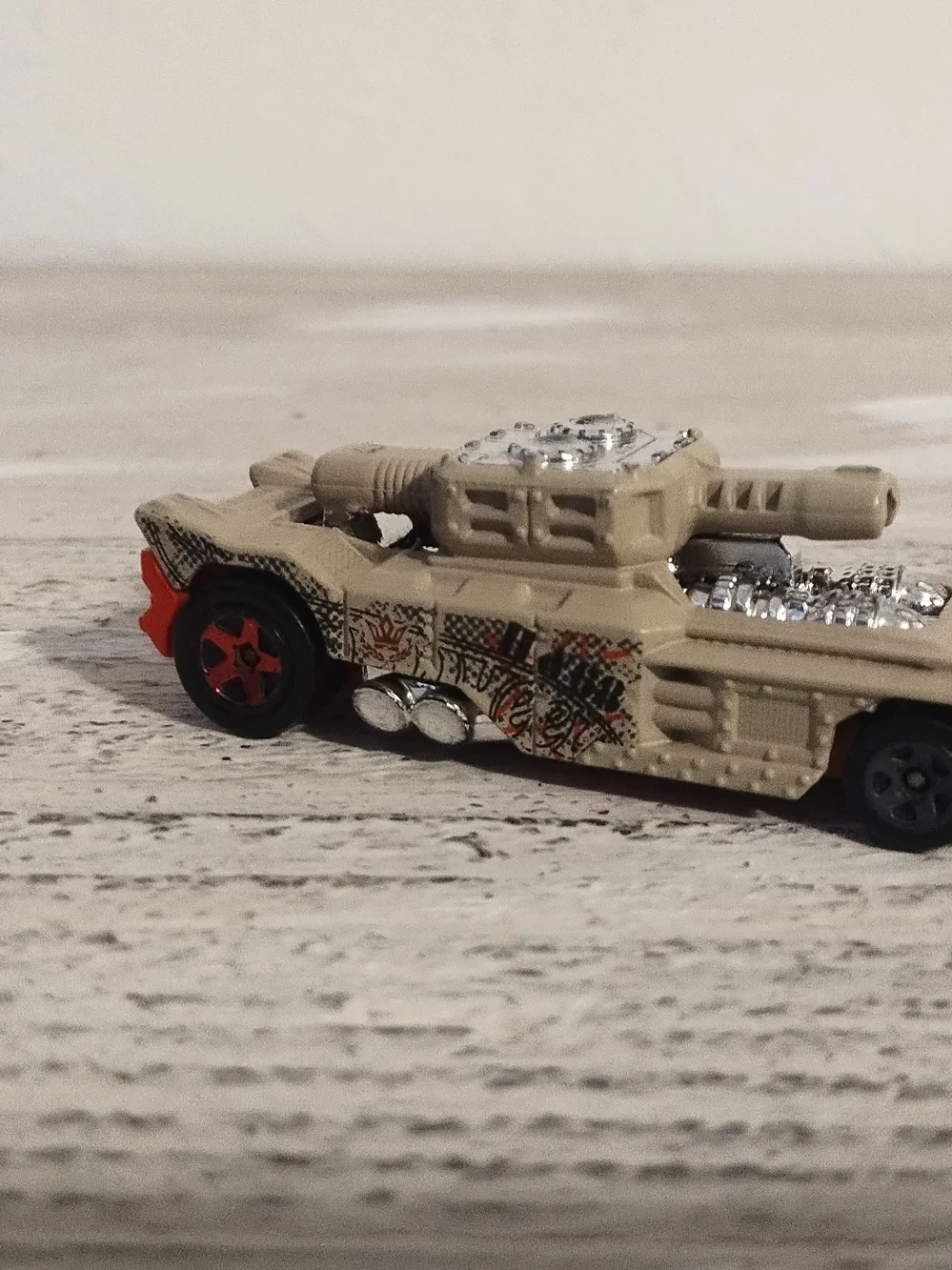Hot wheels he off road invade army tank 2014 Sand Desert  diecast metal